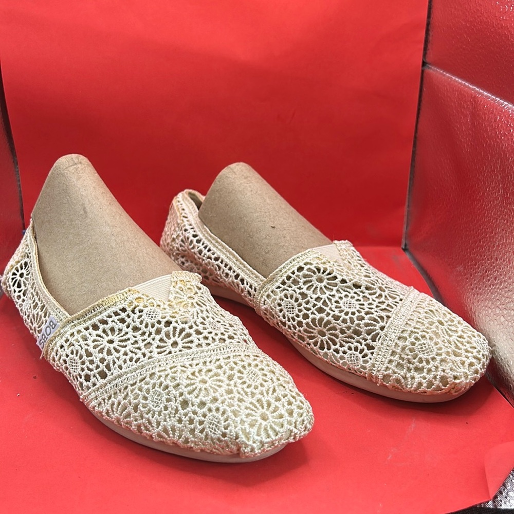 Bob’s NWOT women’s embroidered slip on shoes size 8